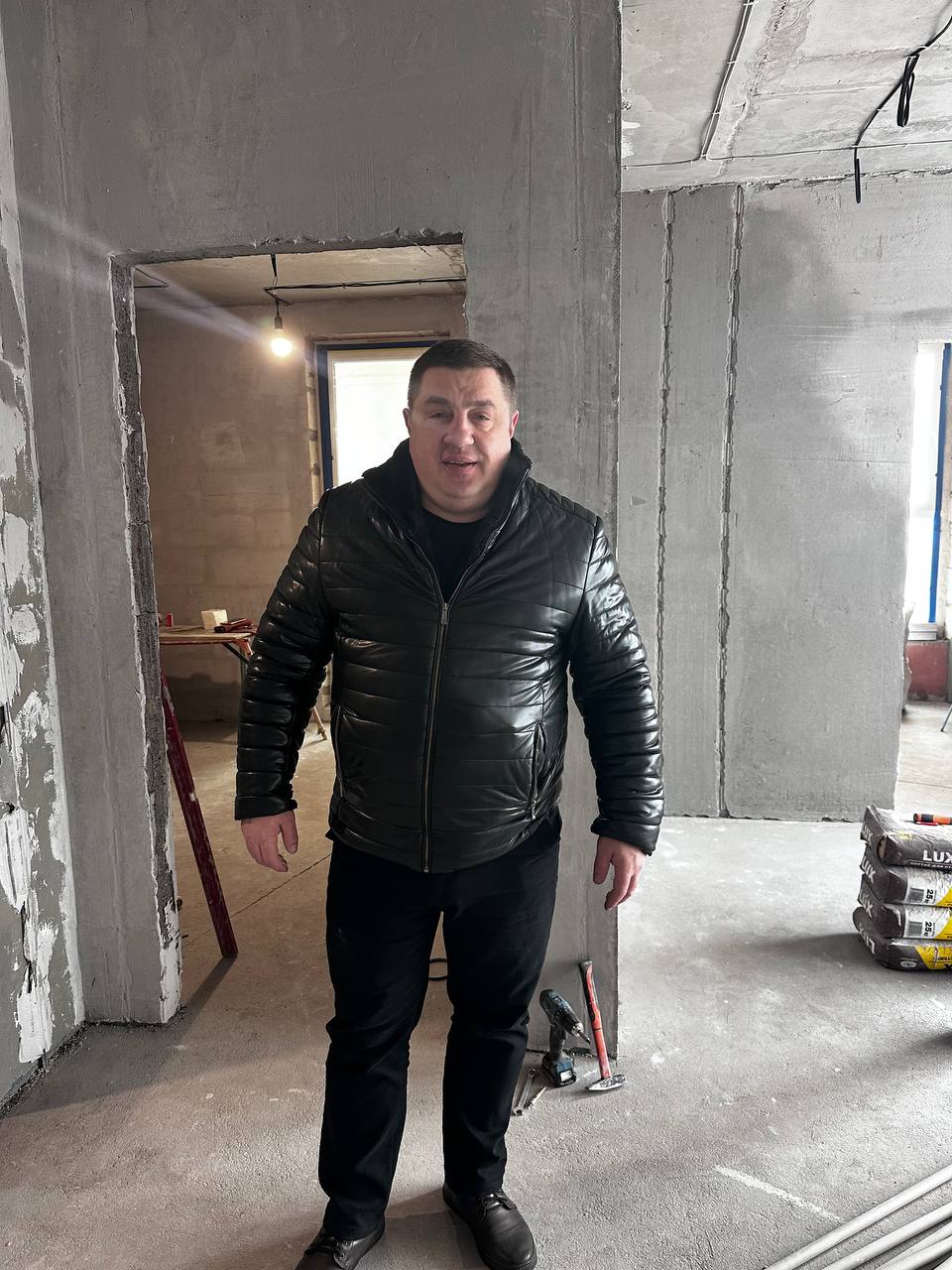 Руководитель компании StroimGorod на объекте